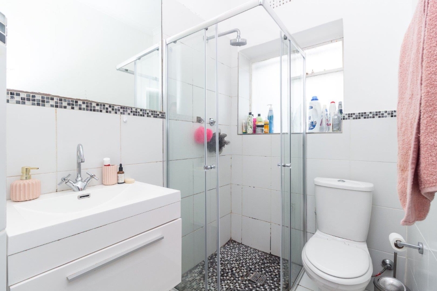 2 Bedroom Property for Sale in Vredehoek Western Cape